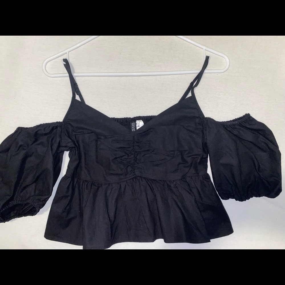 Black shoulder blouse 🤍